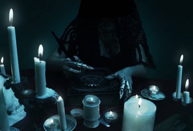 Quill'in ve sihirli kitap pentagram ile bir büyücü