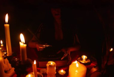 Cadı'nın Sihirli ritüel 