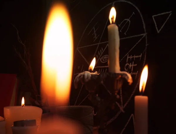 Brandende kaarsen en pentagram — Stockfoto