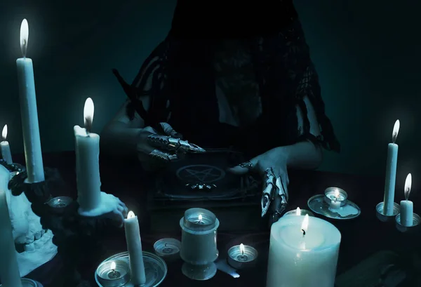 Quill'in ve sihirli kitap pentagram ile bir büyücü