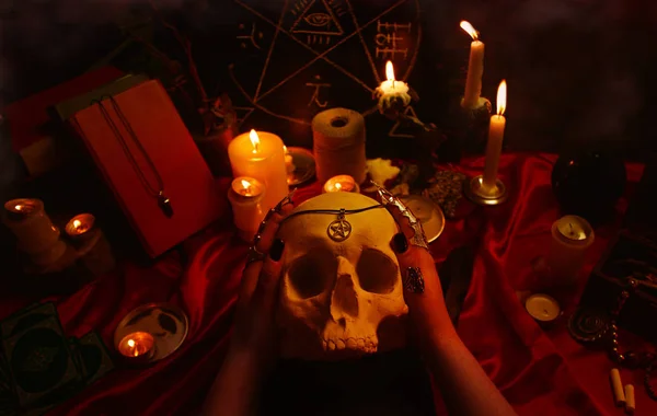 Bir insan kafatası holding cadının eller — Stok fotoğraf