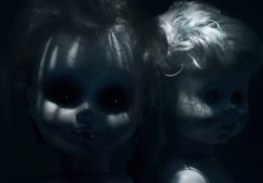 Gözleri olmadan korkunç kırık bebek iki portre korkunç yüzler.