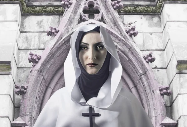 一个美丽的修女穿着白色头巾 脖子上有十字架 站在寺庙的背景上 — 图库照片