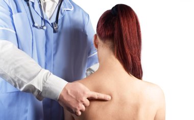 Hastanın sırtını gösteren bir fizyoterapistin eli..