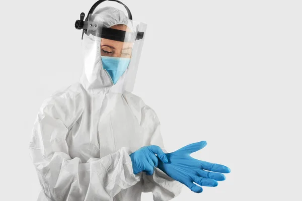Tıbbi Üniformalı Maskeli Bir Kadın Tıbbi Eldiven Giyiyor Sağlık Tıp Stok Resim