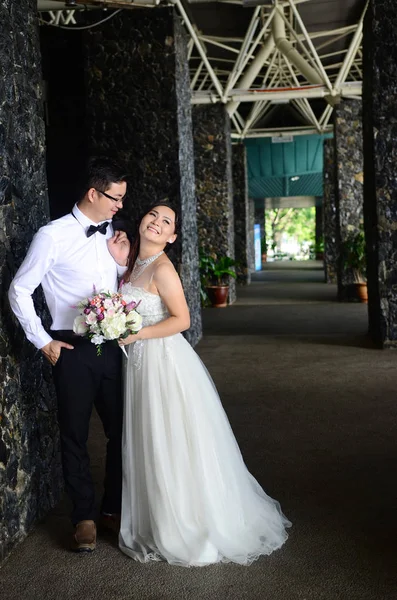Asiático jovem casal de casamento — Fotografia de Stock