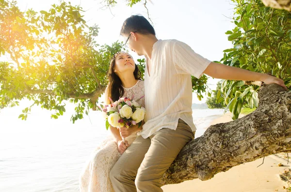 Sposa e sposo all'aperto — Foto Stock