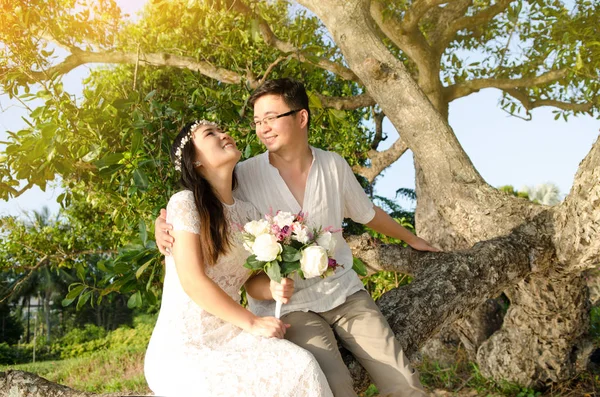 屋外の花嫁と花婿 — ストック写真