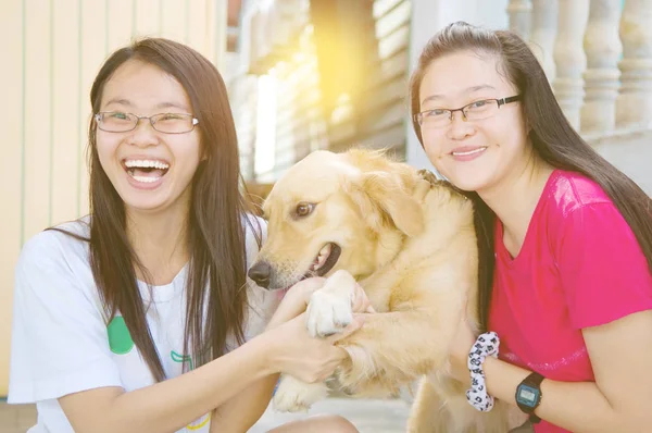 Asiático niñas con perro — Foto de Stock