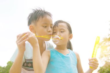 mutlu Asyalı çocuk