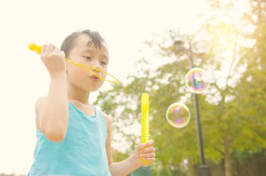 mutlu Asyalı çocuk