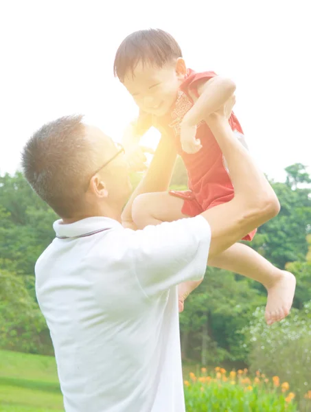 Felice famiglia asiatica — Foto Stock