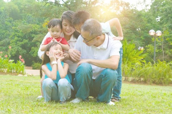 Felice famiglia asiatica — Foto Stock