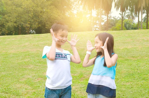 Счастливые азиатские дети — стоковое фото