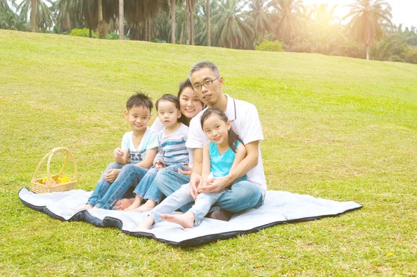 Lycklig asiatisk familj — Stockfoto