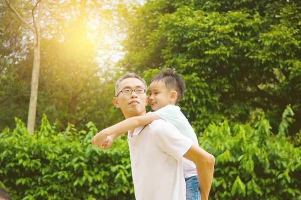 Glückliche asiatische Familie — Stockfoto