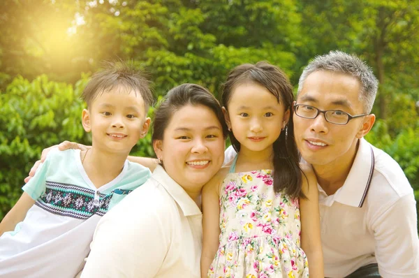 Šťastná asijská rodina — Stock fotografie