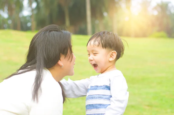 Felice famiglia asiatica — Foto Stock