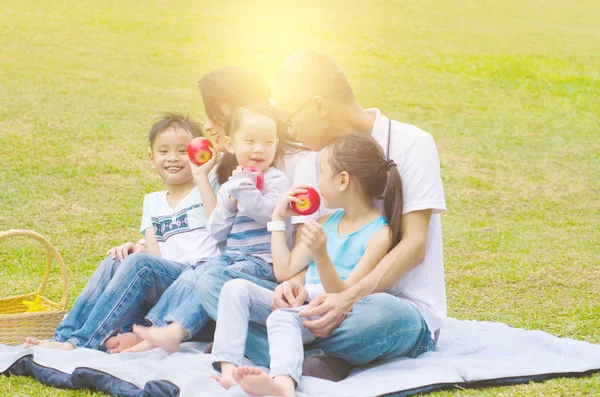 Feliz familia asiática —  Fotos de Stock