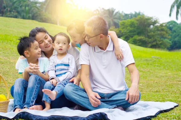 Lycklig asiatisk familj — Stockfoto