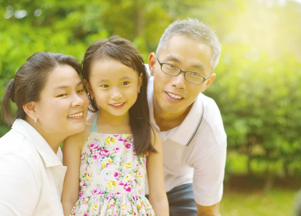 Lycklig asiatisk familj — Stockfoto