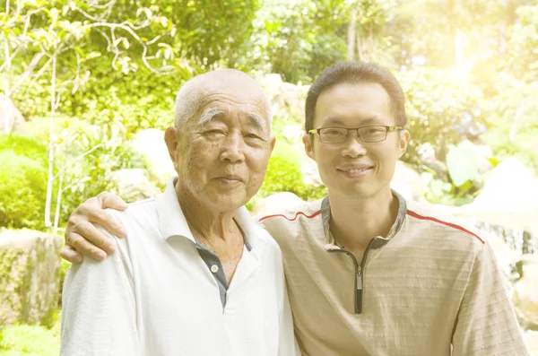 Glückliche asiatische Familie — Stockfoto