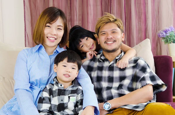 Felice famiglia asiatica — Foto Stock