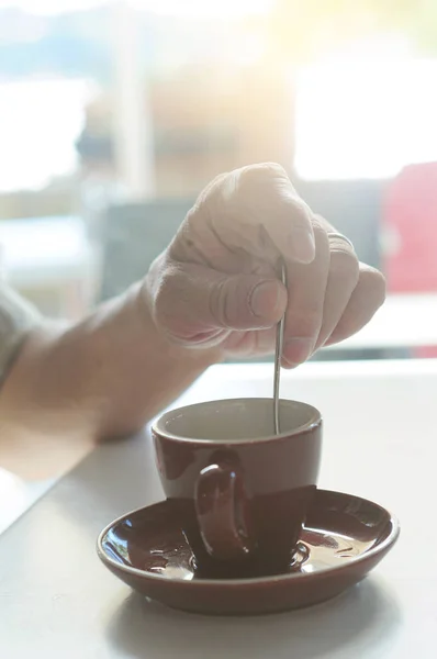 Mann trinkt Kaffee — Stockfoto