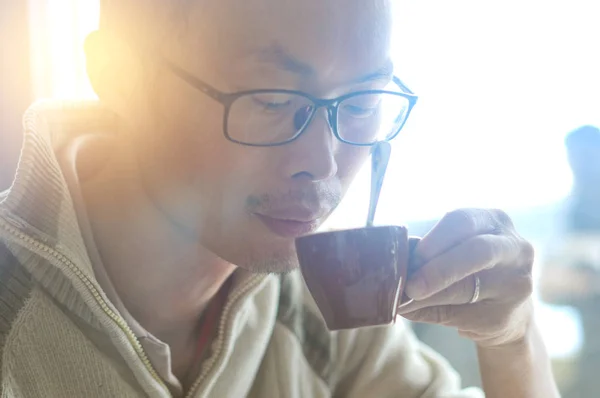 Man dricker kaffe — Stockfoto