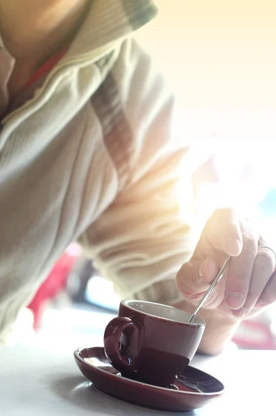 Mann trinkt Kaffee — Stockfoto