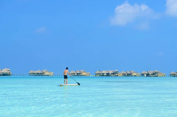 Paddle board på maldives island — Stockfoto