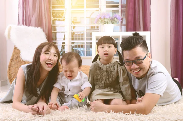 เอเชีย ครอบครัวที่มีความสุข — ภาพถ่ายสต็อก