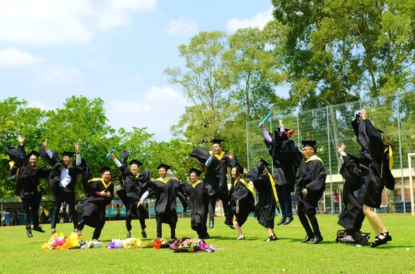 Mladí Graduation.Education koncept. — Stock fotografie