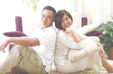 Mutlu Asya Orta yaş çift evde iyi vakit geçiriyor aşık