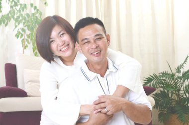 Mutlu Asya Orta yaş çift evde iyi vakit geçiriyor aşık