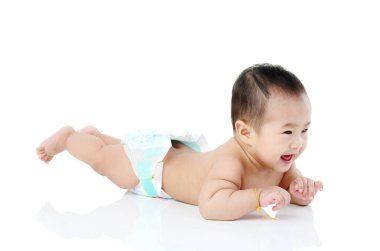 Sürünen güzel erkek bebek