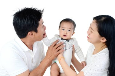 Mutlu aile çocuklarını taşıyor ve eğleniyor.