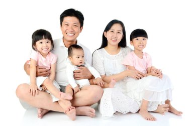 Stüdyoda mutlu bir Asyalı ailenin portresi.