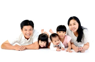 Stüdyoda mutlu bir Asyalı ailenin portresi.