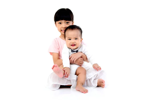 一个年轻的亚洲姐姐的画像 她的哥哥紧紧地搂着她 — 图库照片