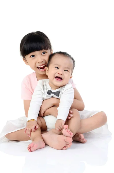 Retrato Joven Asiática Hermana Con Hermano Con Los Brazos Alrededor —  Fotos de Stock