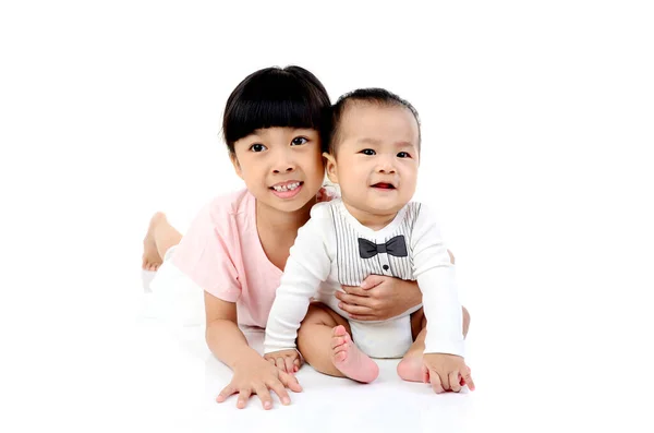 年轻的亚洲姐姐和她的哥哥抱在怀里的画像 — 图库照片