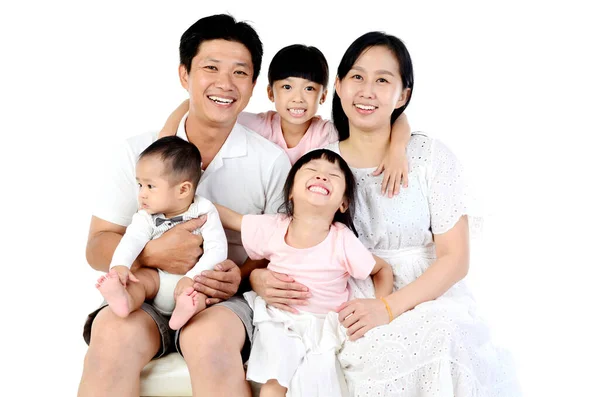 スタジオでの幸せなアジアの家族の肖像 — ストック写真