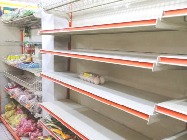 Covid-19 ya da Coronavirus ve panikle konsept satın alma. Süpermarkette panik yüzünden boş yumurta rafları..