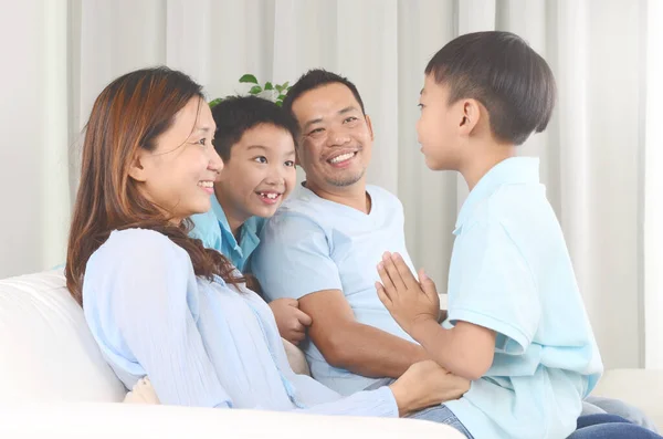 Šťastný Asijské Rodina Rodič Tráví Čas Svými Dětmi Během Pandemie — Stock fotografie
