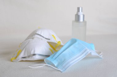 Corona virüsü covid-19 yüz maskesi N95 ve evde antiseptikli tıbbi maske. .