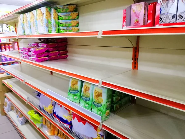 Malezya 'da bir süpermarkette insanların paniklemesi ve istiflemesi yüzünden raflar boş.