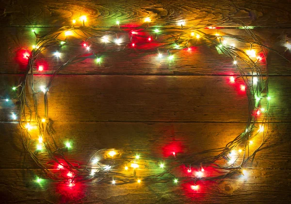 Lumières de Noël sur fond de planche. Fond de vacances. Lumières colorées sur fond rustique en bois pour Noël, nouvelle conception de l'année. Joyeux Noël carte vintage. Vieille table en bois. Texture bois — Photo