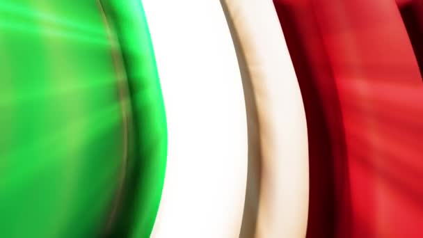 太陽はイタリアの波の旗を通して輝きます イタリアの旗のデザインのための旗を振って イタリアのお祝いのデザイン アニメーションの背景 シームレスなループ — ストック動画