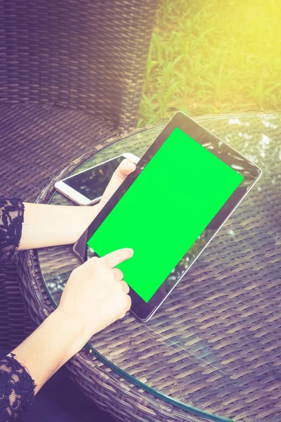 Mujer de negocios trabajando en la tableta. tableta con pantalla verde listo — Foto de Stock